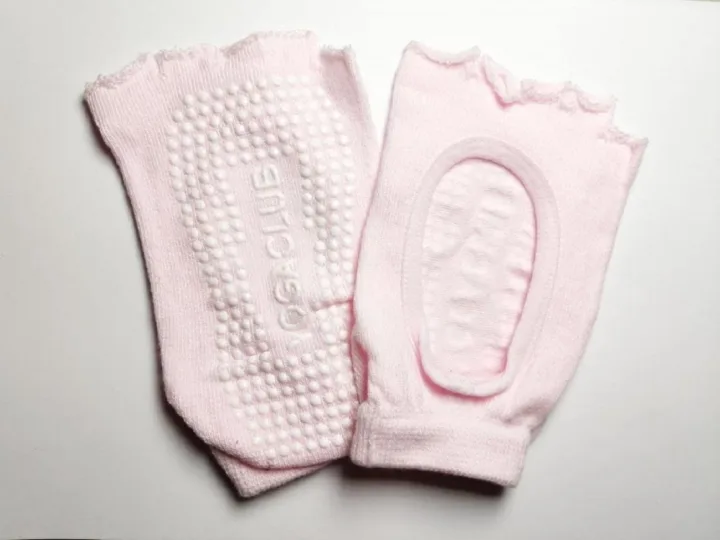 Антискользящие светло-розовые носки для йоги